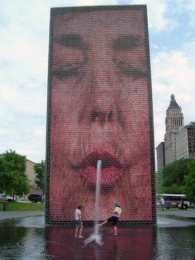 Crown_Fountain_spouting.jpg